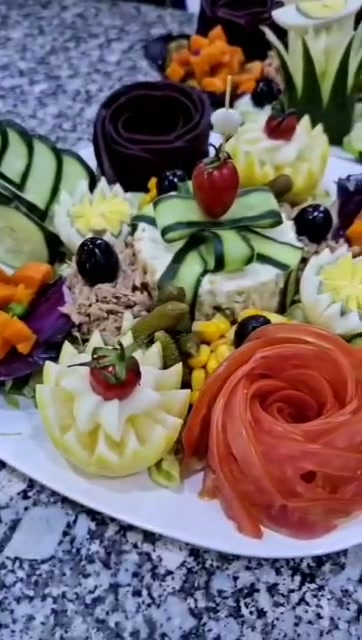 Assiette froide sculptée : rose de tomate, concombre taillé, thon, olives et légumes