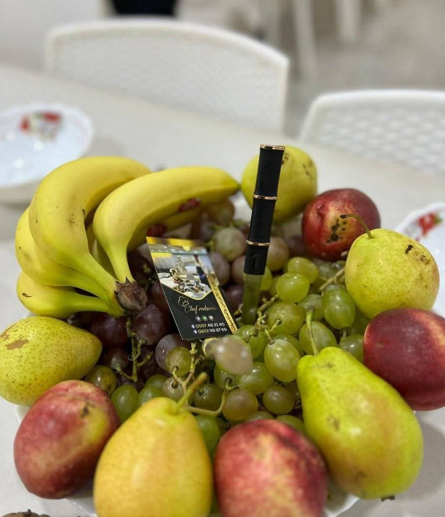 Corbeille de fruits frais : bananes, poires, raisins et pommes