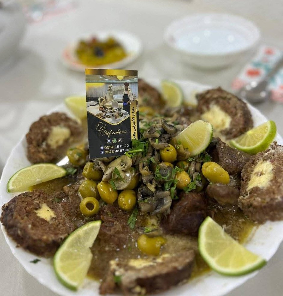 Viande roulée et farcie, olives vertes et quartiers de citron