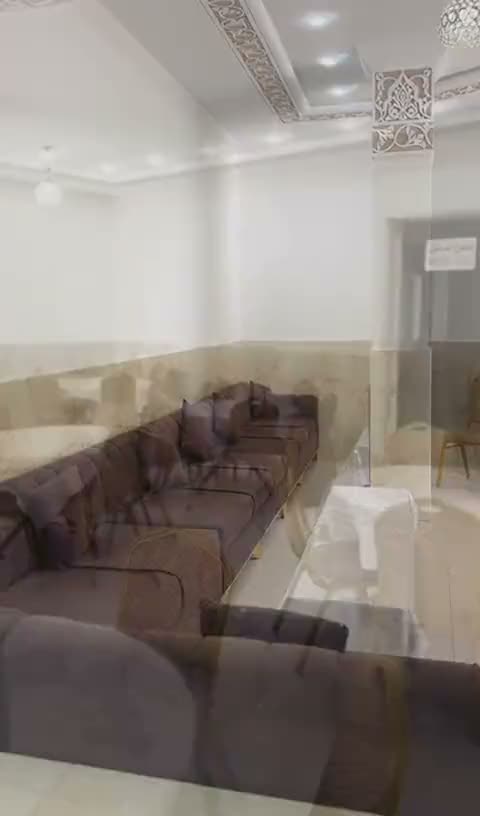 Salle aux chaises dorées sous un plafond en rosace ouvragée