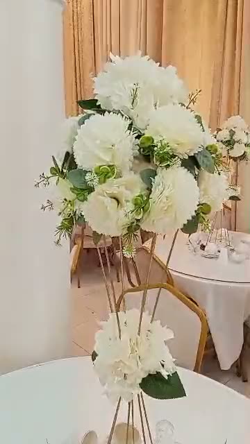 Table dressée en blanc et or avec haute composition florale blanche